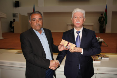 Şəhid ailələrinə və Vətən müharibəsi iştirakçılarına medallar təqdim edilib